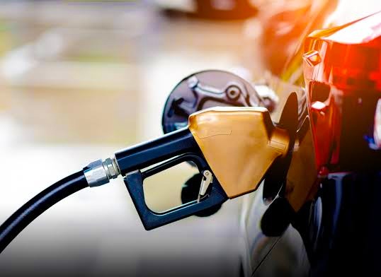 حکومت کا پٹرولیم مصنوعات کی قیمتوں کا روزانہ تعین کرنے کا فیصلہ، پٹرول اور ڈیزل مہنگ