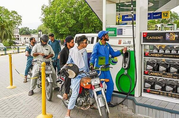 پیٹرول ایک روپے سستا، ہائی اسپیڈ ڈیزل 3 روپے 37 پیسے مہنگا