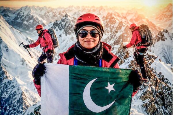 بلوچستان کی پہلی خاتون کوہ پیما ملائکہ خلجی کھوسرگنگ چوٹی سر کر کے وطن واپس پہنچ گئیں