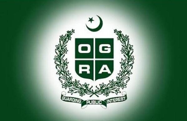 پیٹرول 4.40 اور ڈیزل 3.62 روپے فی لیٹر مہنگا، نئی قیمتوں کا اطلاق آج سے