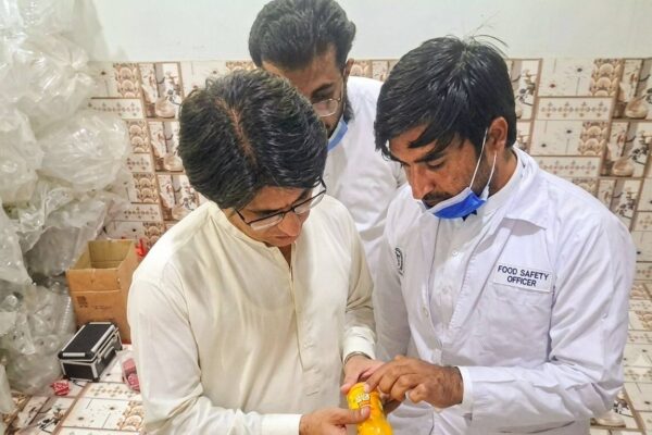 کچلاک میں بلوچستان فوڈ اتھارٹی کی بڑی کارروائی، غیر قانونی مشروبات تیار کرنے والا یونٹ سیل