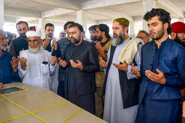 سابق گورنر بلوچستان جنرل (ر) عمران اللہ خان کی نماز جنازہ ادا، وزیراعلیٰ بلوچستان کی شرکت