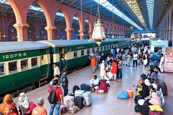 پاکستان ریلوے نے 2,826 ایکڑ اراضی تجاوزات سے واگزار کرا لی