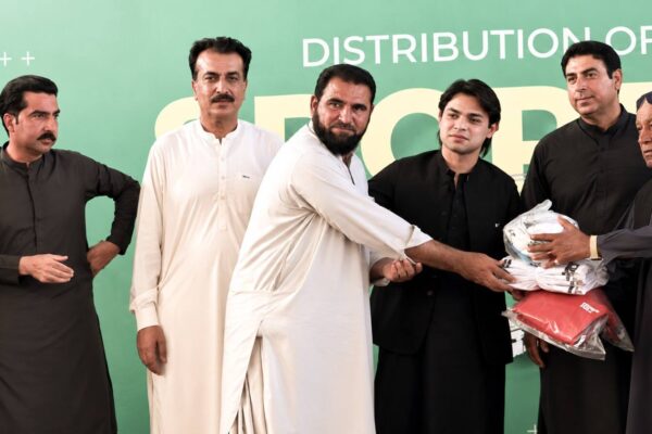 این اے 264 میں کھلاڑیوں اور اسپورٹس کلبز میں کھیلوں کا سامان تقسیم
