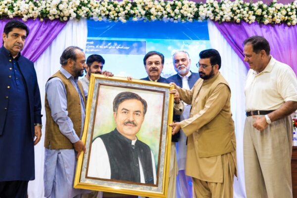 اسلامیہ گرلز کالج کی پوزیشن ہولڈر طالبات میں انعامات اور اسناد تقسیم