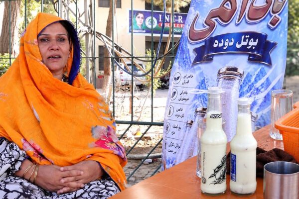 پردے سے ایوب اسٹیڈیم تک، بلوچستان کی اداکارہ مسکان ملک دودھ کی بوتلیں فروخت کرنے پر مجبور