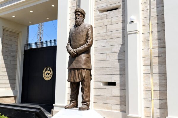 کوئٹہ کے ایدھی چوک پر عبدالستار ایدھی کا مجسمہ دوبارہ نصب