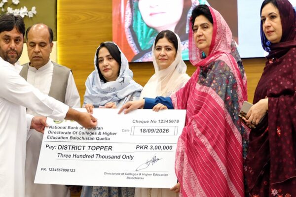 بینظیر بھٹو ڈسٹرکٹ ٹاپرز اسکالرشپ، 186 طلبہ میں تین تین لاکھ روپے کے چیکس تقسیم