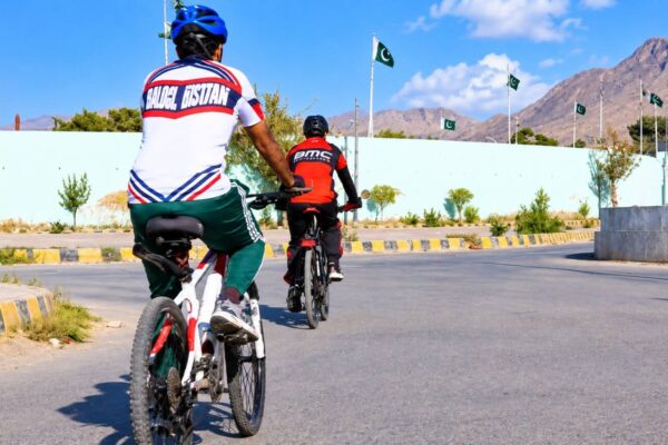 سائیکل پر پاکستان سے سعودی عرب، کوئٹہ کے نوجوانوں کا خواب