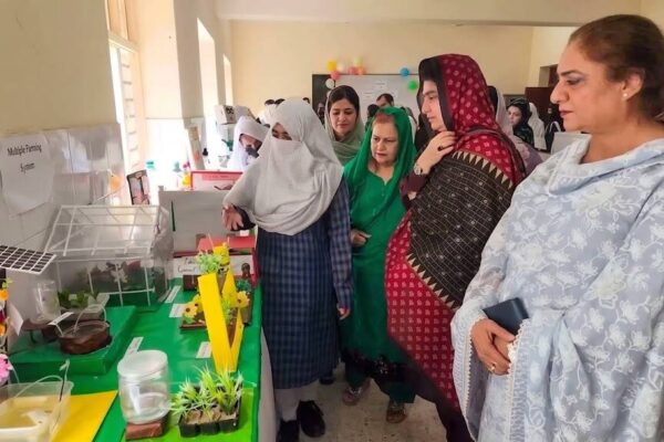 کوئٹہ: گرلز ڈگری کالج کواری روڈ میں سائنس و آرٹس نمائش، صوبائی وزیر تعلیم راحیلہ حمید خان درانی کا طالبات کی تخلیقی صلاحیتوں کا خیرمقدم
