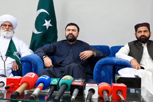 وزیراعلیٰ بلوچستان میر سرفراز بگٹی کی سوئی میں شہداء کے اہلِ خانہ سے ملاقات، بچے کی تعلیمی مشکلات فوری حل
