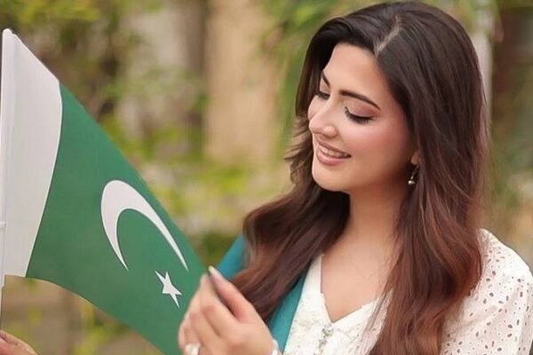 شوبز سے سیاست تک کا سفر، معروف اداکارہ ایمن سلیم نے پیپلز پارٹی میں شمولیت اختیار کرلی