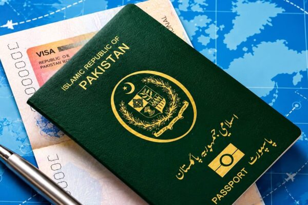 پاکستان میں پاسپورٹ کے نظام میں بڑی تبدیلی، 22 سال بعد مشین ریڈ ایبل پاسپورٹس کا دور ختم، اب صرف ای پاسپورٹس جاری ہوں گے