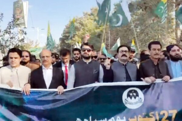 یومِ سیاہ کشمیر پر کوئٹہ میں ریلی، صوبائی وزیر صحت بخت محمد کاکڑ کی قیادت میں سینکڑوں افراد کی شرکت