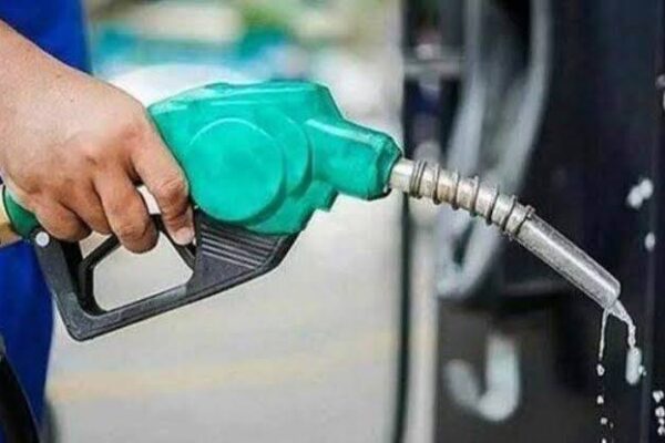عوام کے لیے ریلیف یا نیا جھٹکا؟ پیٹرول سستا، ڈیزل مہنگا ہوگیا