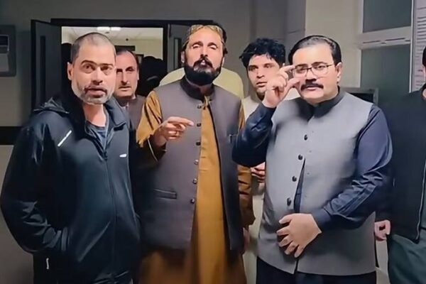 نوشکی گرلز ڈگری کالج میں فائرنگ سے زخمی طالبات کی صوبائی وزرا نے عیادت کرلی
